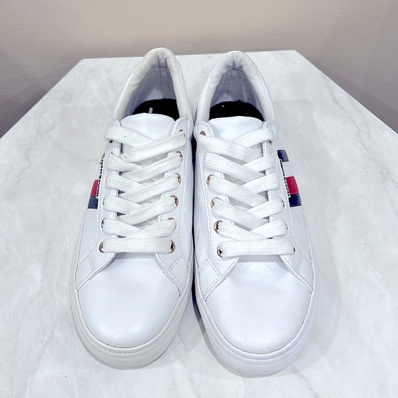🔥Tommy Hilfiger White Sneakers with Red and Blue Stripes🔥 - Picture 2 of 4